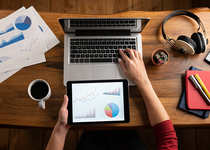 Analyzing financial charts on tablet pc